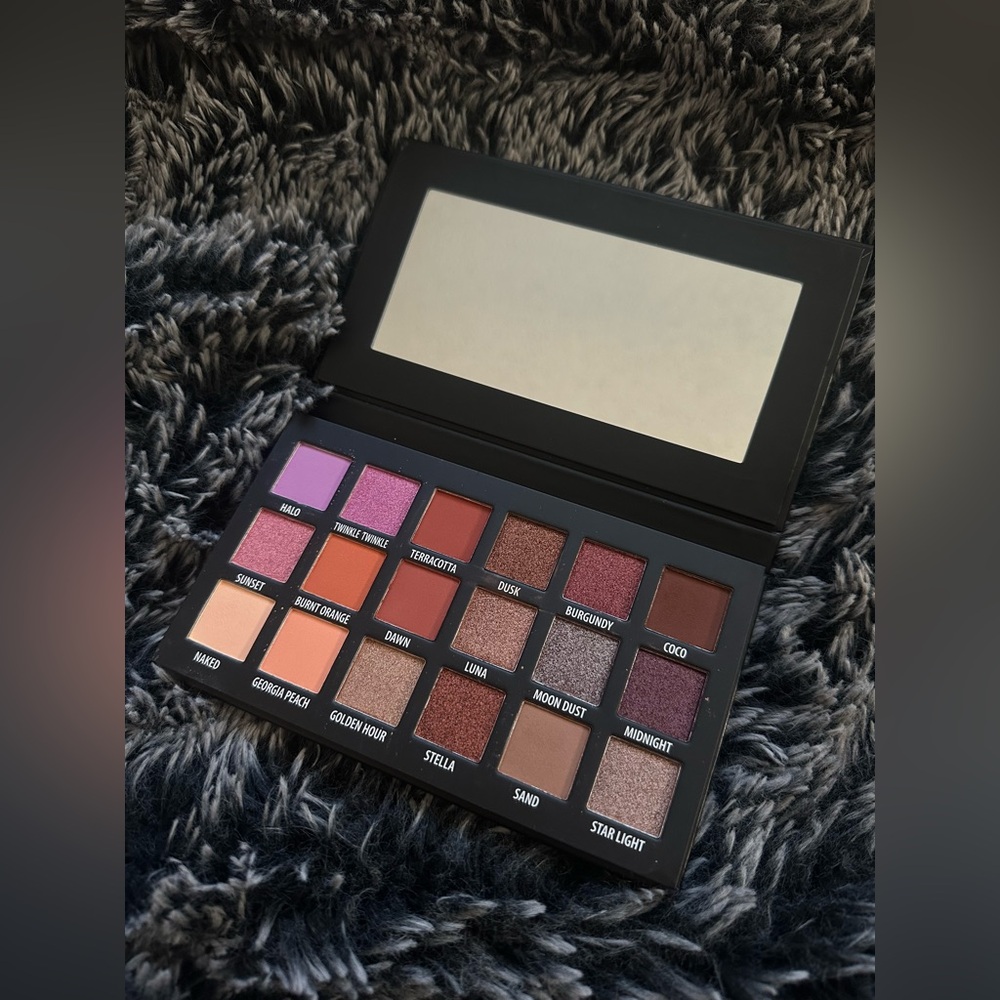 Eyeshadow Palette with Rich Hues
